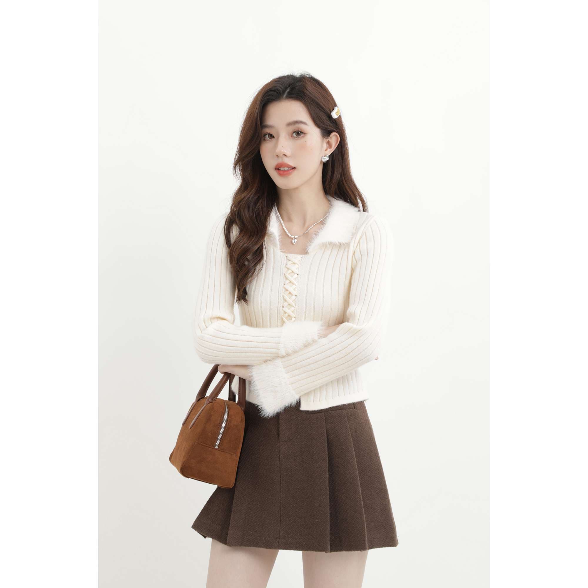 フェザー襟付きリブ編みレースアップニット｜デート服