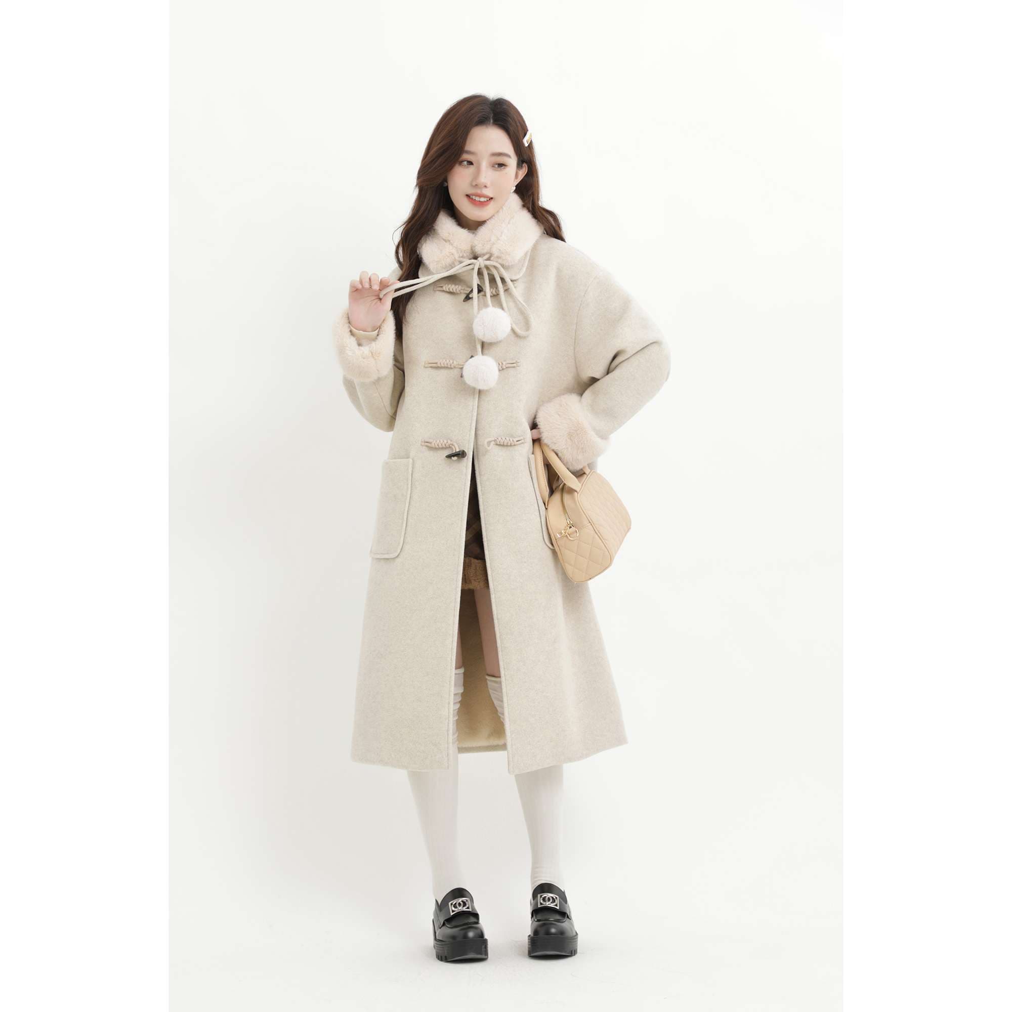 フェイクファーポンポン付きロングコート｜デート服