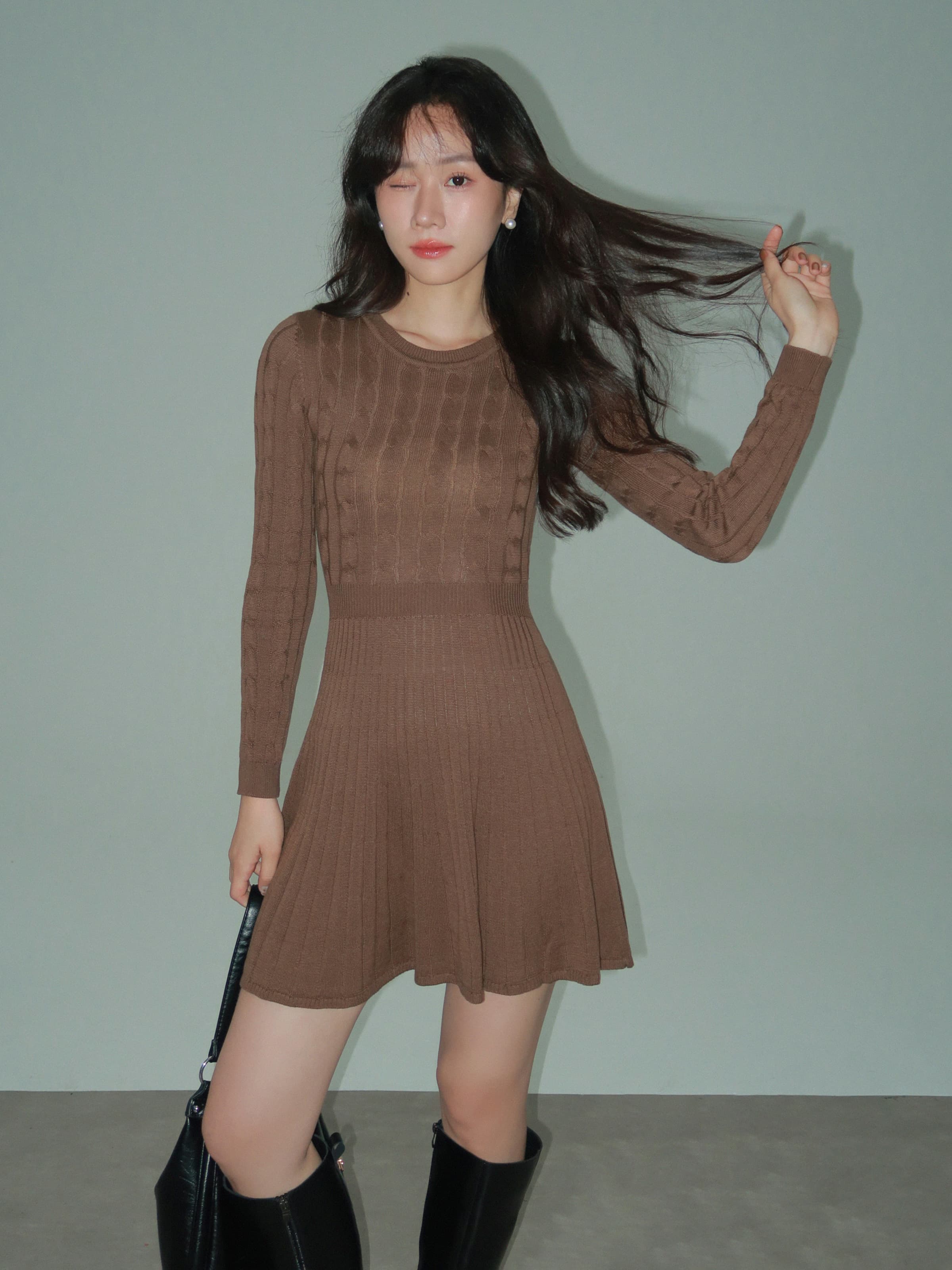 フィット＆フレアニットワンピース｜デート服