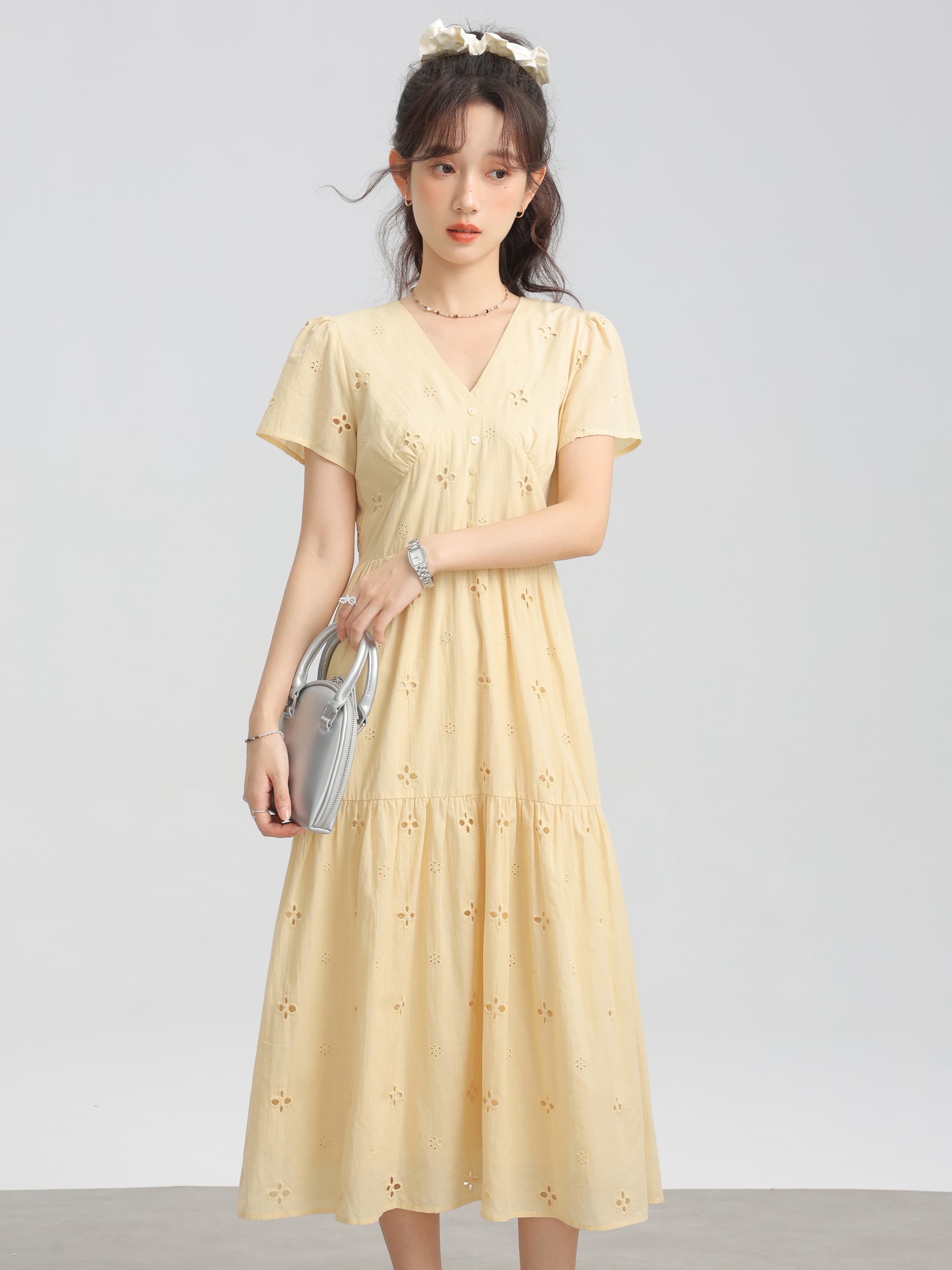 カットワークレースVネックワンピース｜デート服