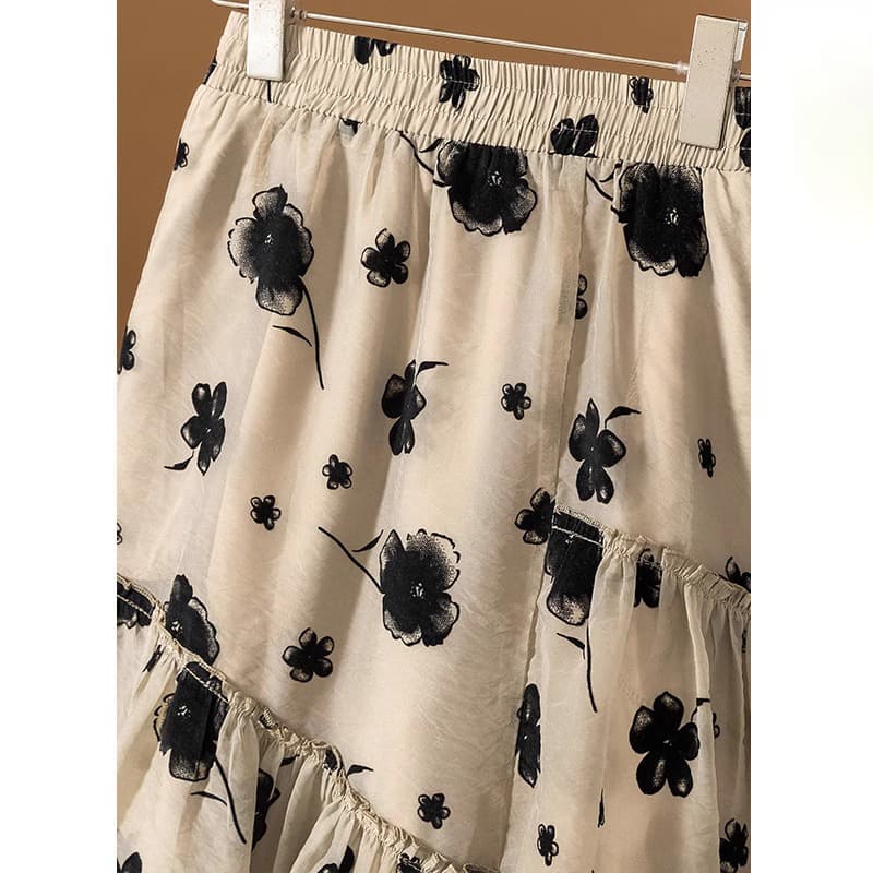 揺れ感が目を引く、大人フェミニンなフラワープリントティアードスカート｜デート服