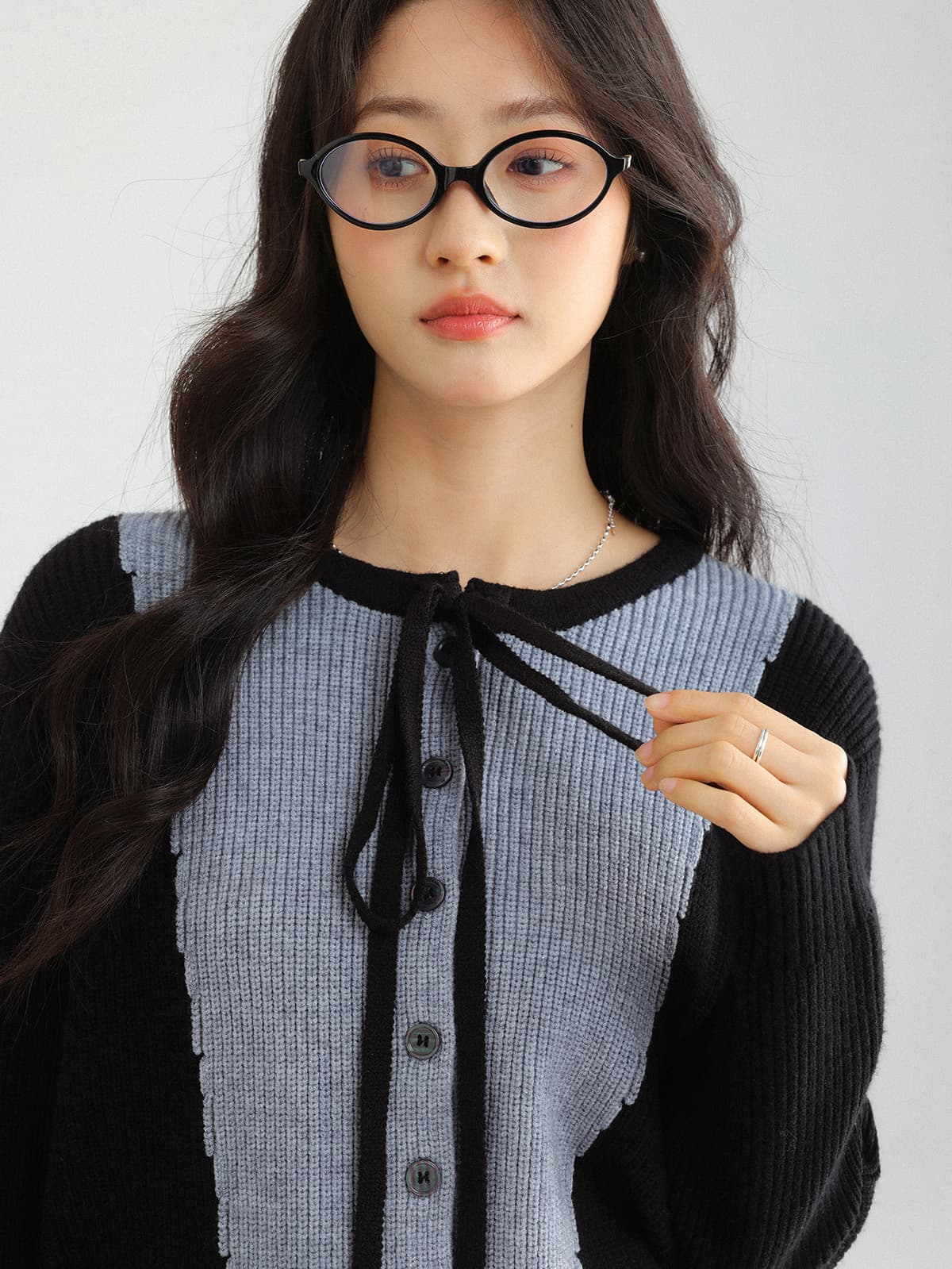 リボンで魅せる、大人可愛いバイカラーニットカーディガン｜デート服