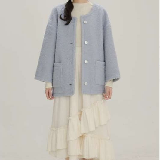 ラウンドネックボアジャケット＆フリルスカート｜デート服