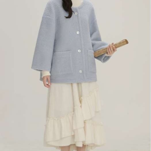 ラウンドネックボアジャケット＆フリルスカート｜デート服
