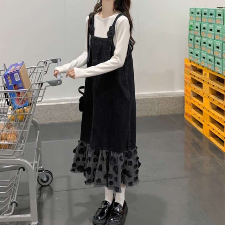 カジュアルに可愛く着こなす、フリル付きデニムワンピース｜デート服