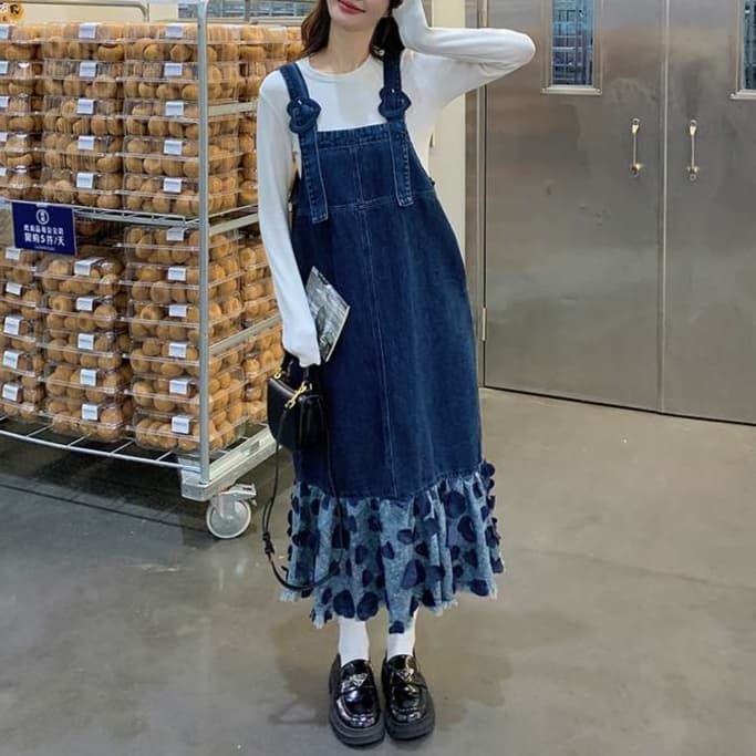 カジュアルに可愛く着こなす、フリル付きデニムワンピース｜デート服