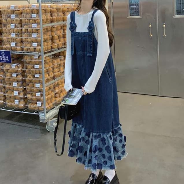 カジュアルに可愛く着こなす、フリル付きデニムワンピース｜デート服