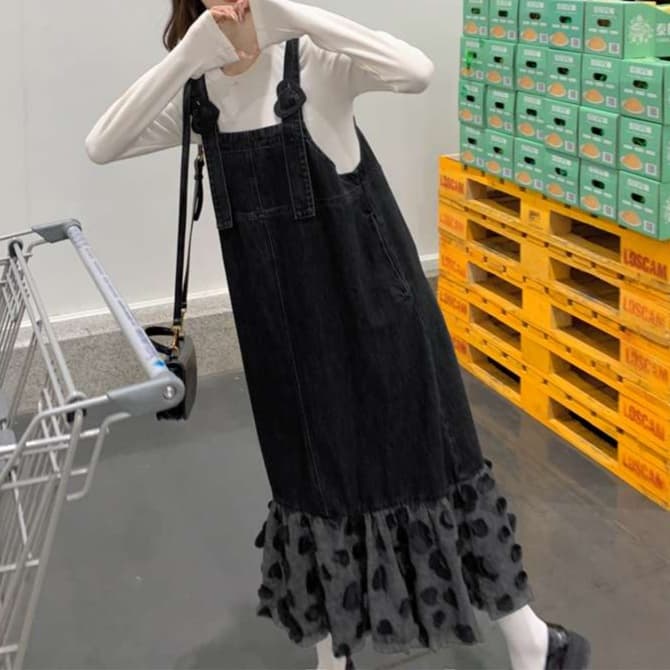 カジュアルに可愛く着こなす、フリル付きデニムワンピース｜デート服