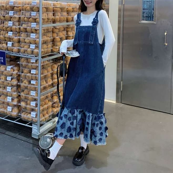 カジュアルに可愛く着こなす、フリル付きデニムワンピース｜デート服
