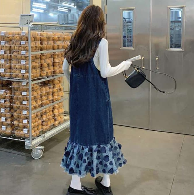 カジュアルに可愛く着こなす、フリル付きデニムワンピース｜デート服