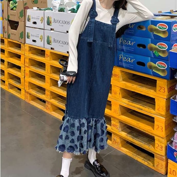 カジュアルに可愛く着こなす、フリル付きデニムワンピース｜デート服