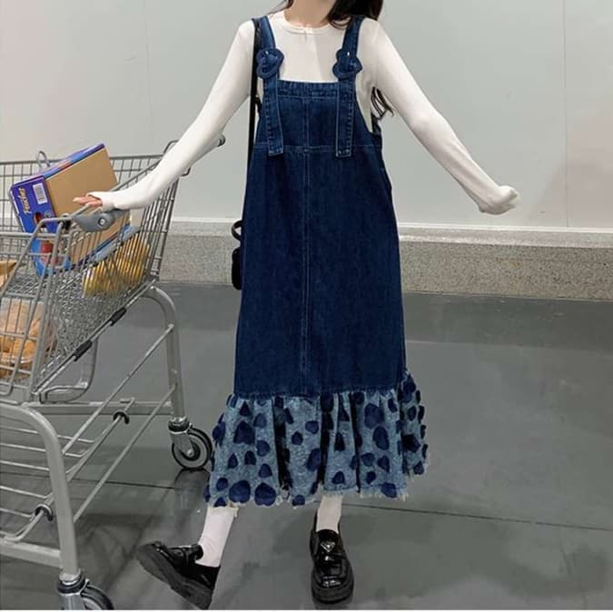 カジュアルに可愛く着こなす、フリル付きデニムワンピース｜デート服