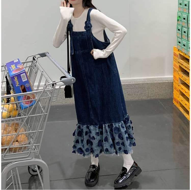 カジュアルに可愛く着こなす、フリル付きデニムワンピース｜デート服