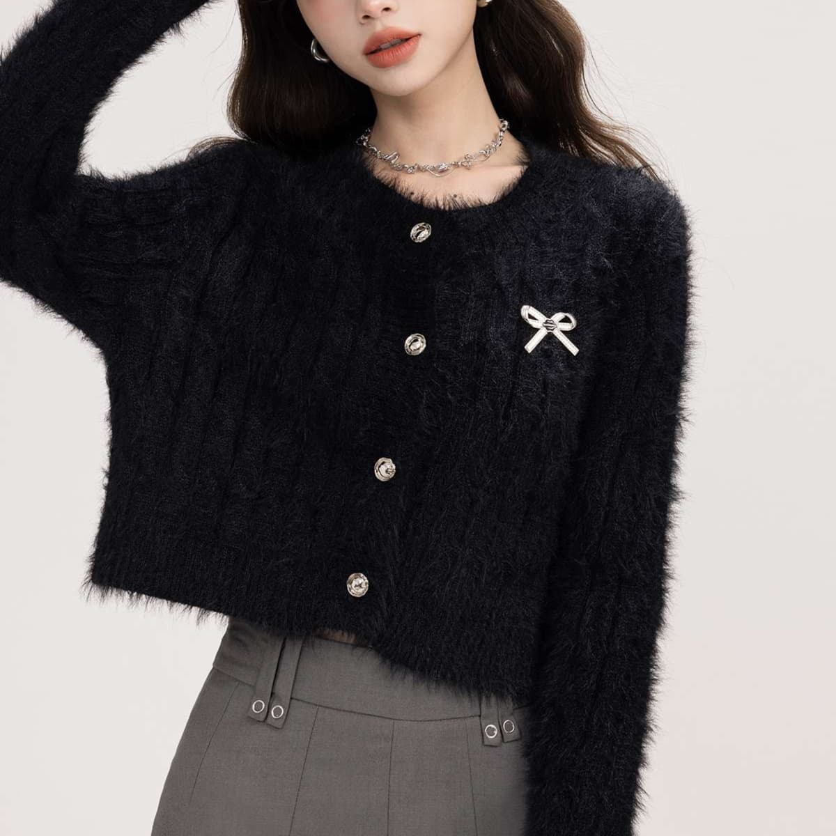 ふんわり感と甘さをひとさじ添える、リボン付きカーディガン｜デート服