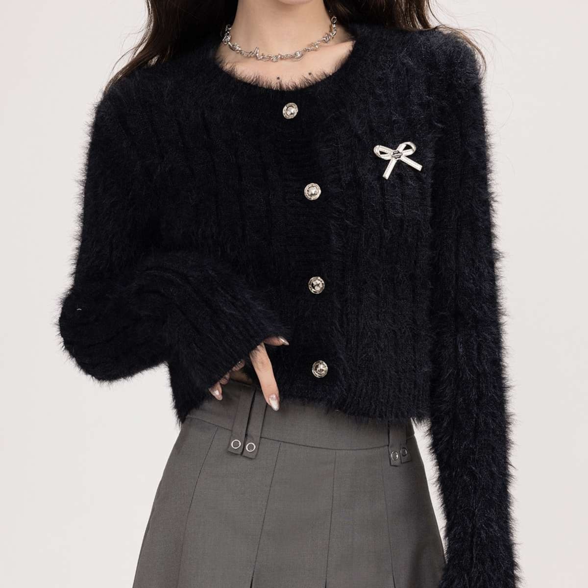 ふんわり感と甘さをひとさじ添える、リボン付きカーディガン｜デート服