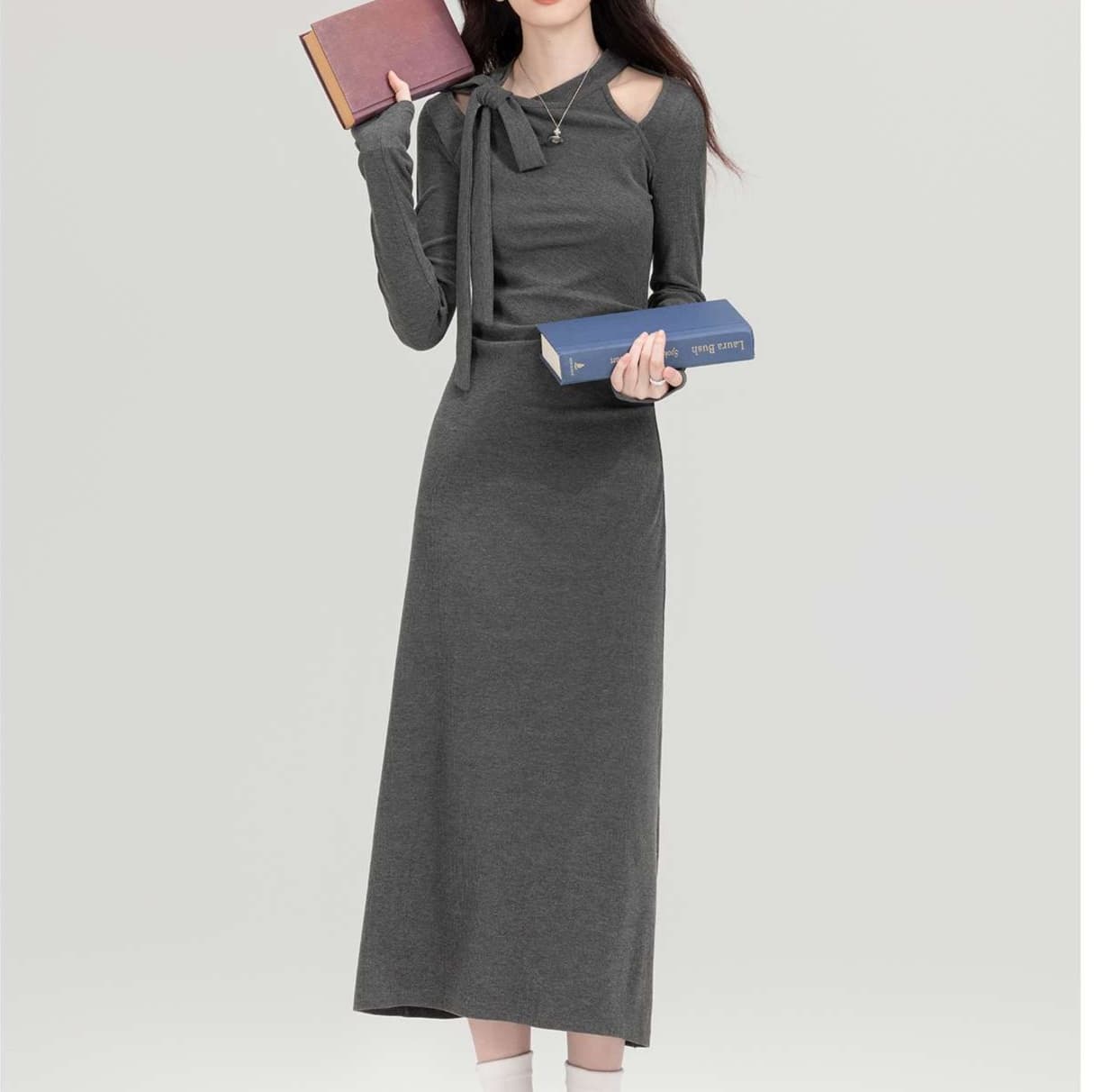 上品シルエットで大人の色気を添える、アシンメトリーネックリボンワンピース｜デート服