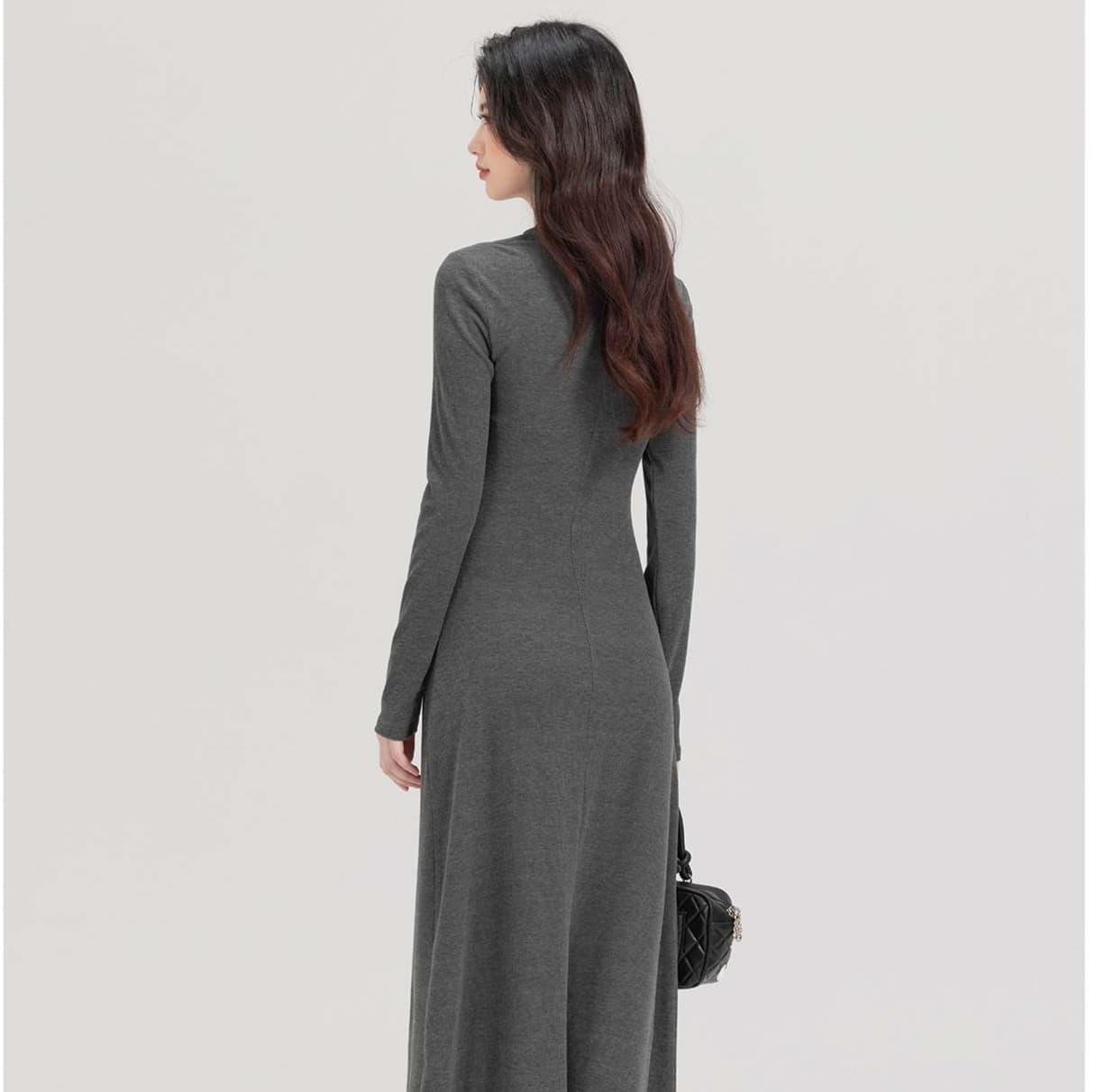 上品シルエットで大人の色気を添える、アシンメトリーネックリボンワンピース｜デート服