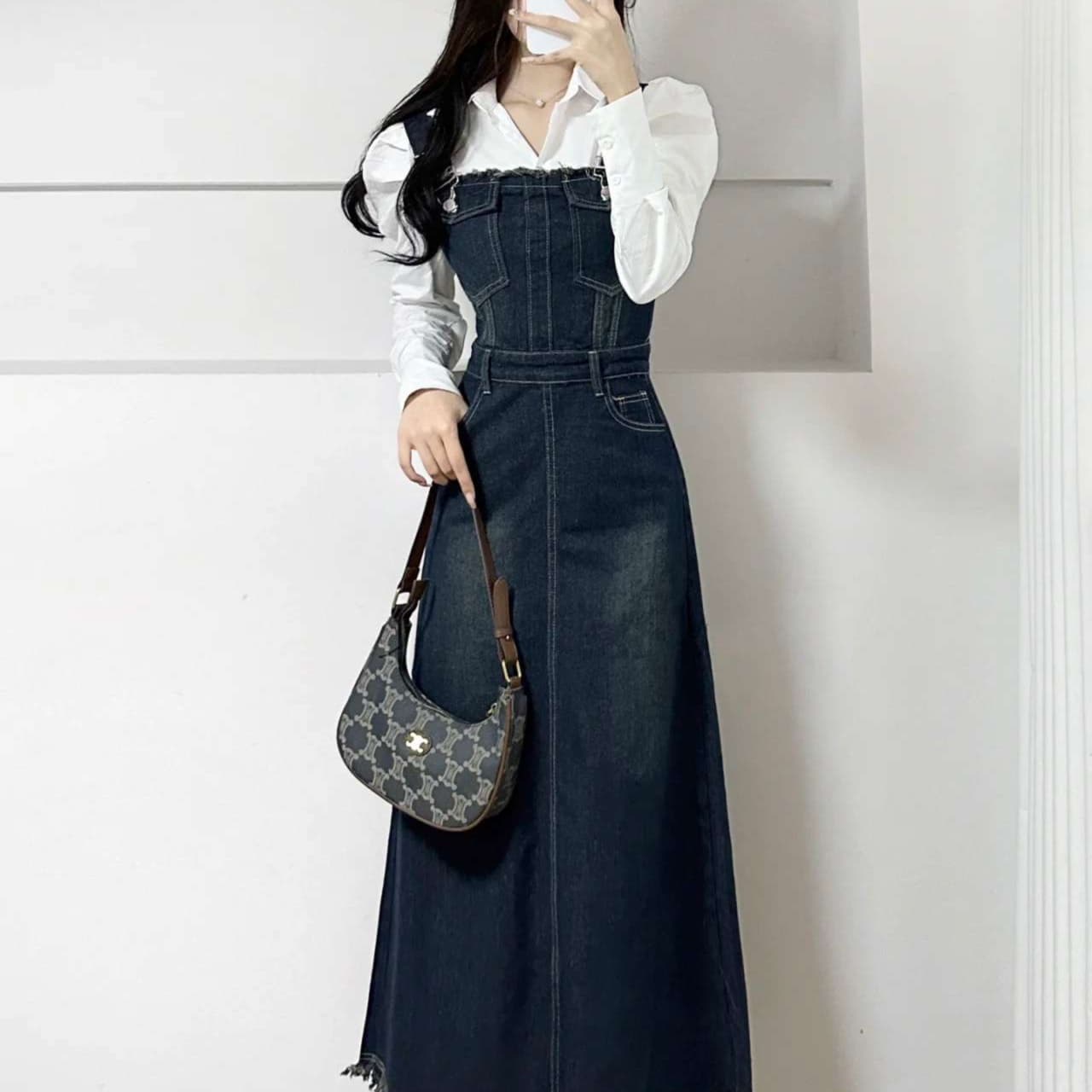 ゆったり着られて好印象、シャツブラウス＆デニムワンピース｜デート服