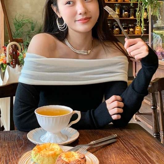 大人の色気をさりげなく添える、オフショルダーニットトップス｜デート服