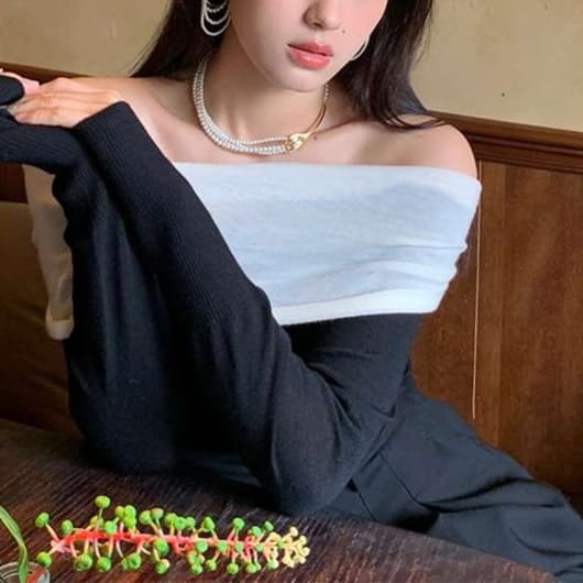 大人の色気をさりげなく添える、オフショルダーニットトップス｜デート服