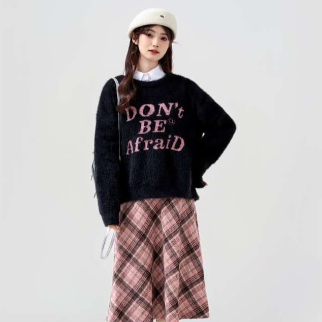 メッセージニットプルオーバー/ピンクチェックスカート｜デート服