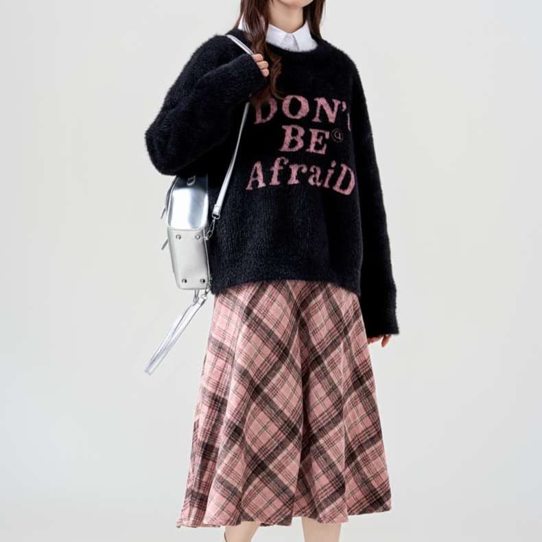 メッセージニットプルオーバー/ピンクチェックスカート｜デート服