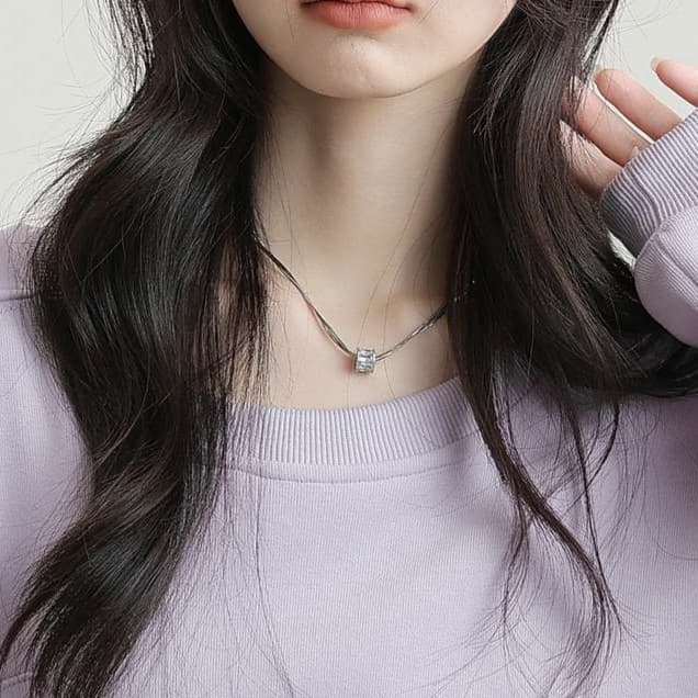 ロゴ刺繍スウェット｜デート服