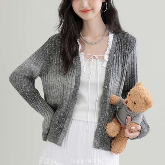甘さときちんと感を両立する、リブニットカーディガン｜デート服