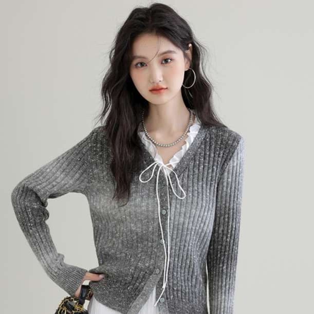 甘さときちんと感を両立する、リブニットカーディガン｜デート服