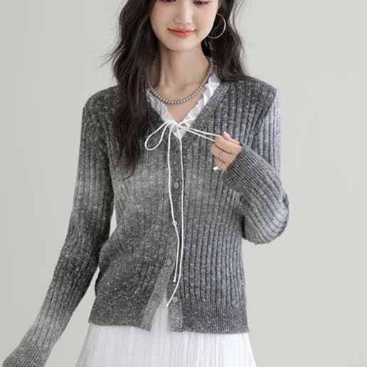 甘さときちんと感を両立する、リブニットカーディガン｜デート服