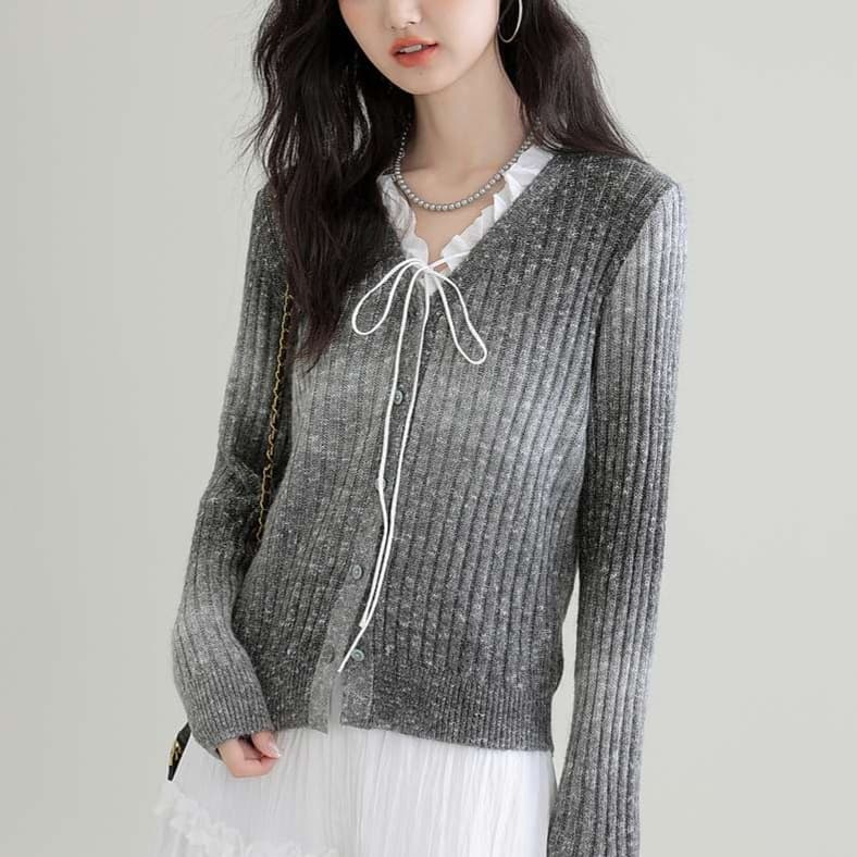 甘さときちんと感を両立する、リブニットカーディガン｜デート服