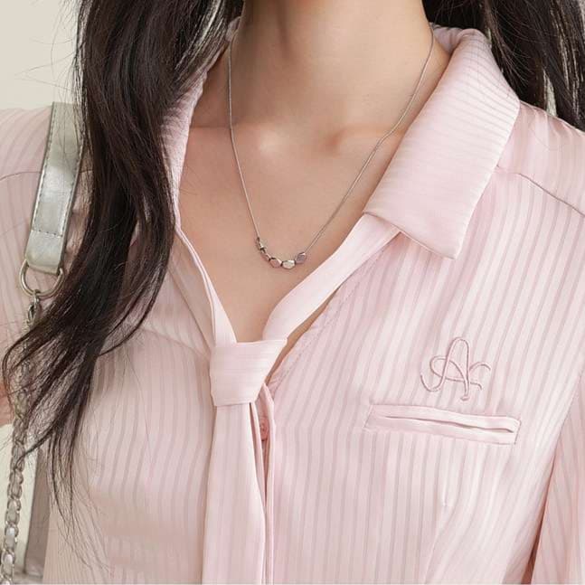 機能性もきちんと感も叶える、リボンタイ付きシャツブラウス｜デート服