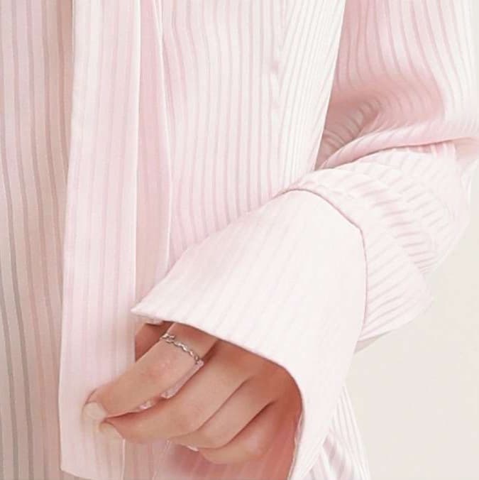 機能性もきちんと感も叶える、リボンタイ付きシャツブラウス｜デート服