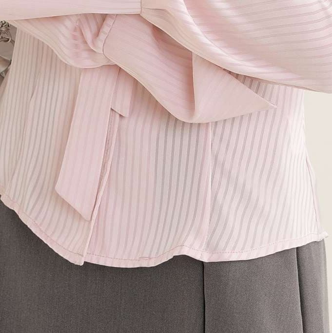 機能性もきちんと感も叶える、リボンタイ付きシャツブラウス｜デート服