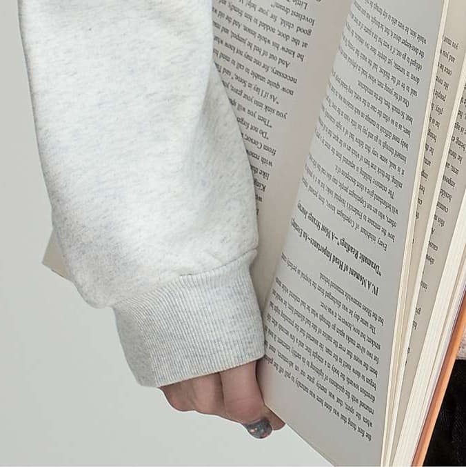 愛らしさをさりげなく添える、動物刺繍入りゆったりスウェット｜デート服