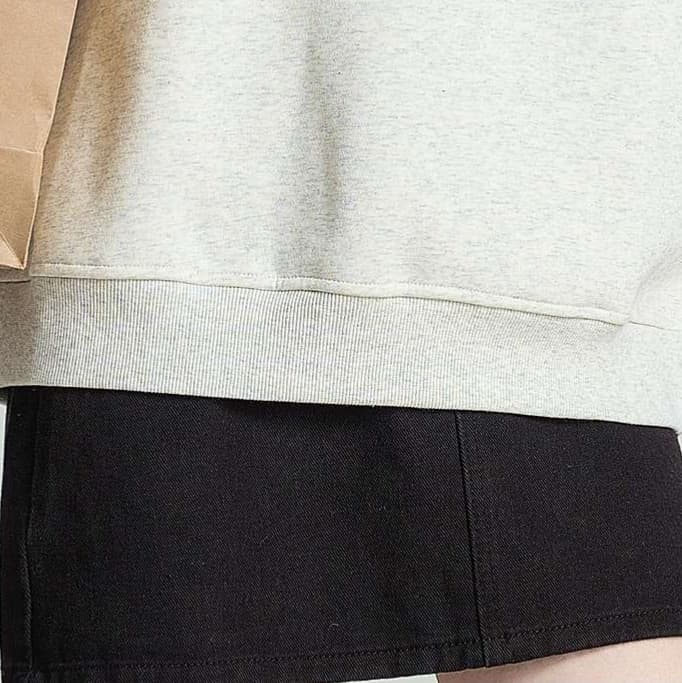 愛らしさをさりげなく添える、動物刺繍入りゆったりスウェット｜デート服