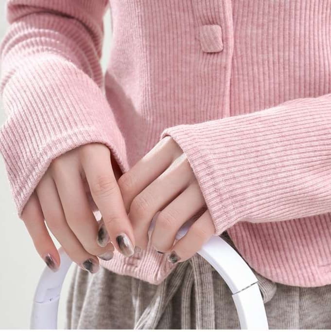 上品さと着心地のよさを叶える、リブニットカーディガン｜デート服