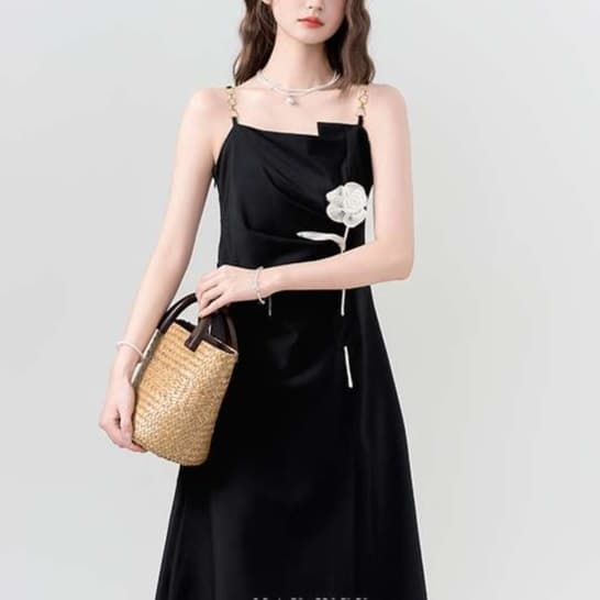 花モチーフ付きキャミワンピース｜デート服