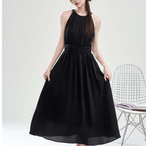 優雅なホルターネックワンピース｜デート服