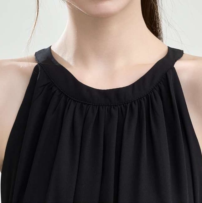 優雅なホルターネックワンピース｜デート服