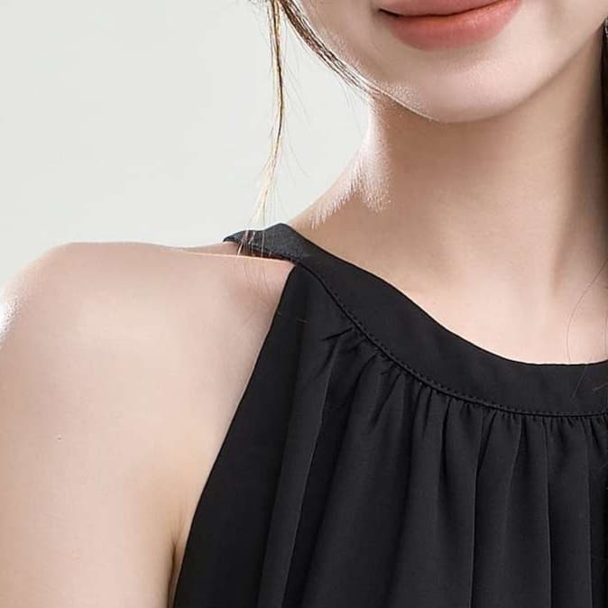 優雅なホルターネックワンピース｜デート服