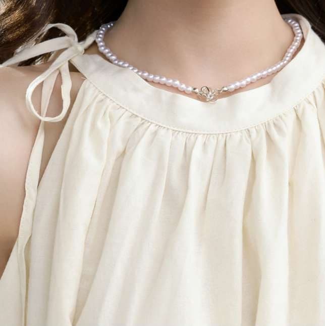 透かし模様入りホルターネックブラウス｜デート服