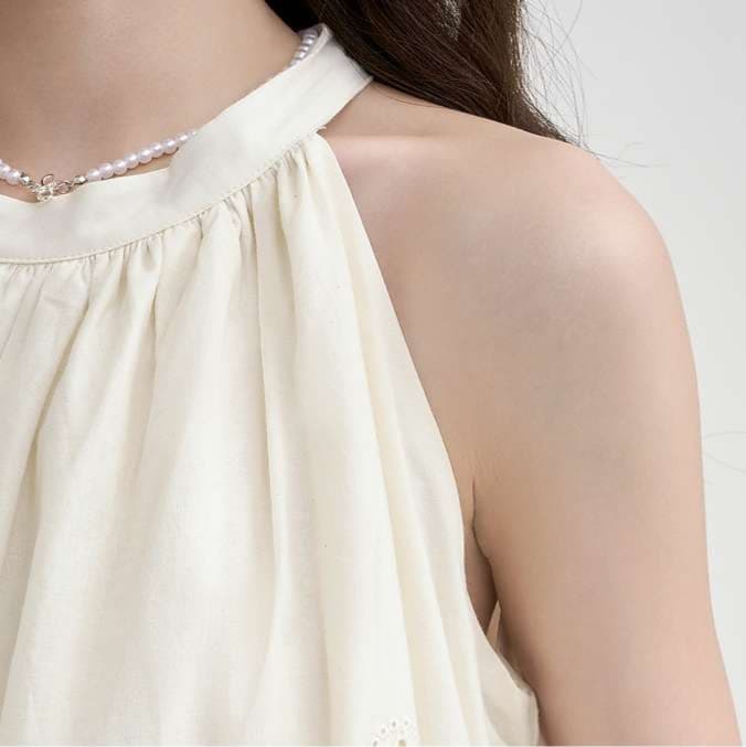 透かし模様入りホルターネックブラウス｜デート服