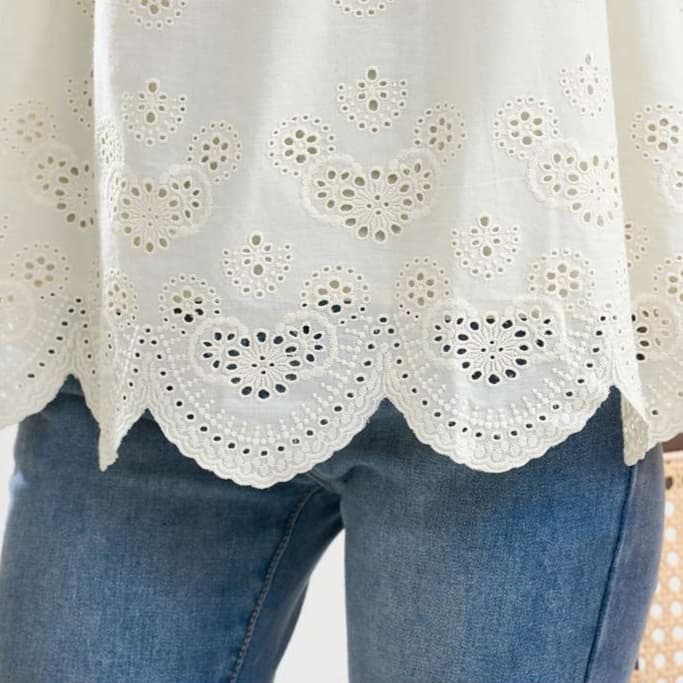 透かし模様入りホルターネックブラウス｜デート服