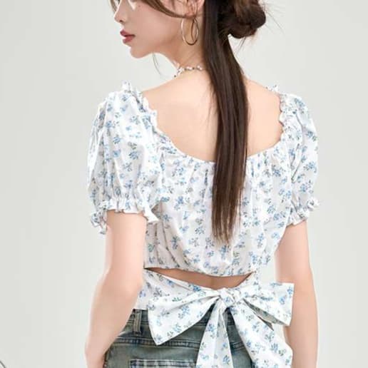 フェミニンフローラルトップス｜デート服