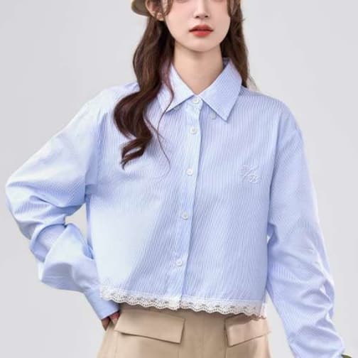 動きやすさも華やかさも叶える、フリル縁取りクロップドシャツ｜デート服
