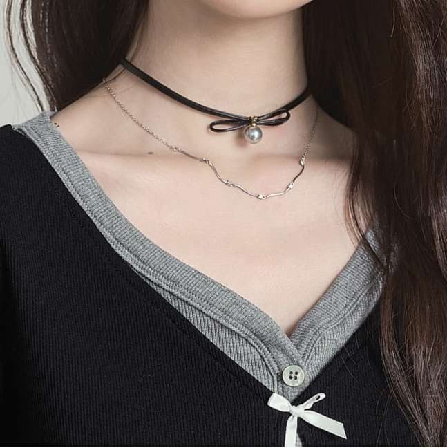 フェミニンさを品よく仕上げる、リボンカーディガン｜デート服