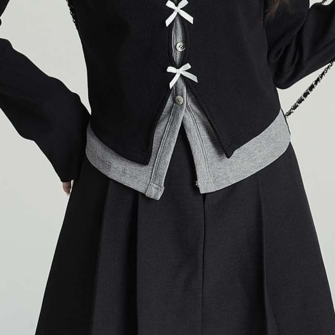 フェミニンさを品よく仕上げる、リボンカーディガン｜デート服