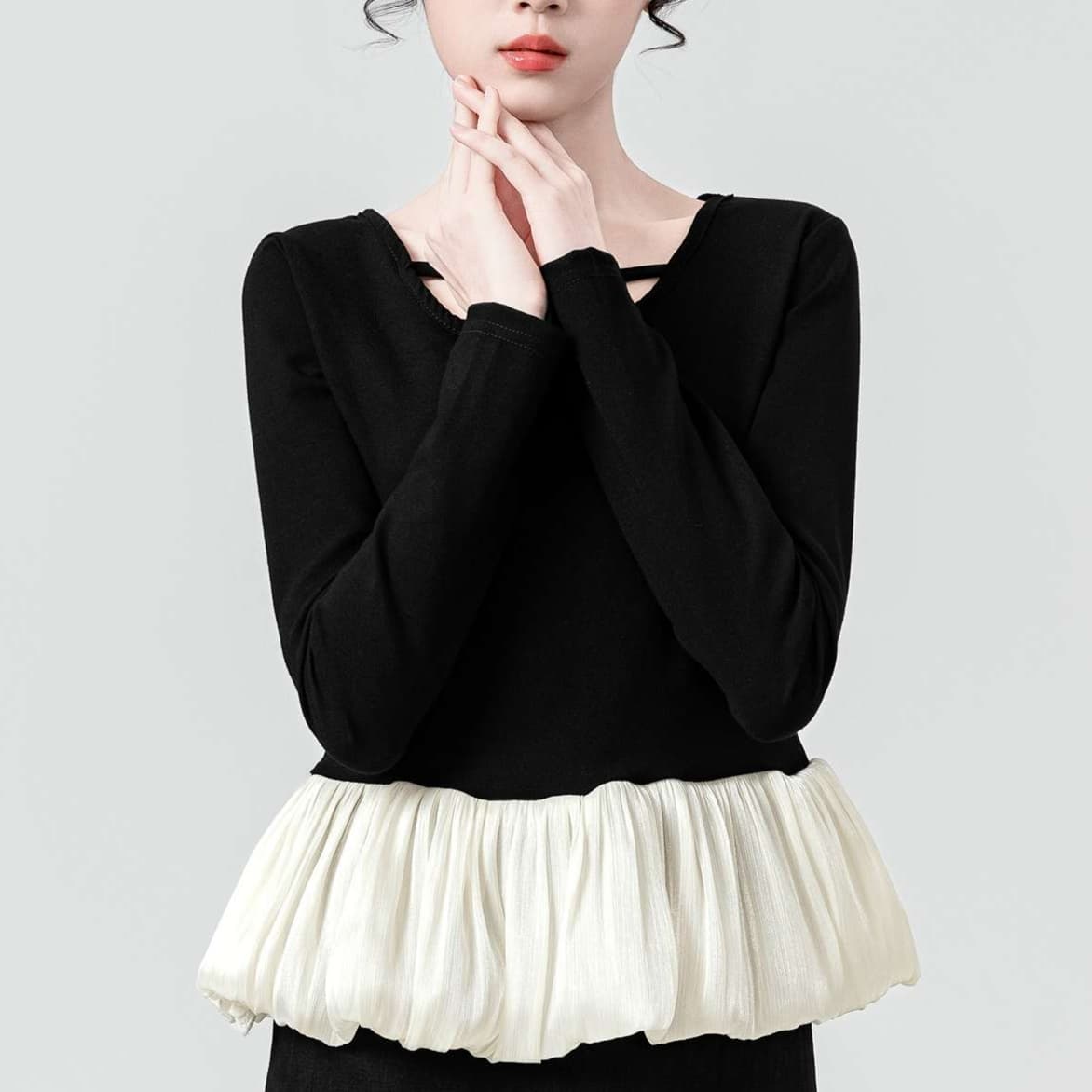 大人のきれいめカジュアルに映える、エレガントフリルトップス｜デート服