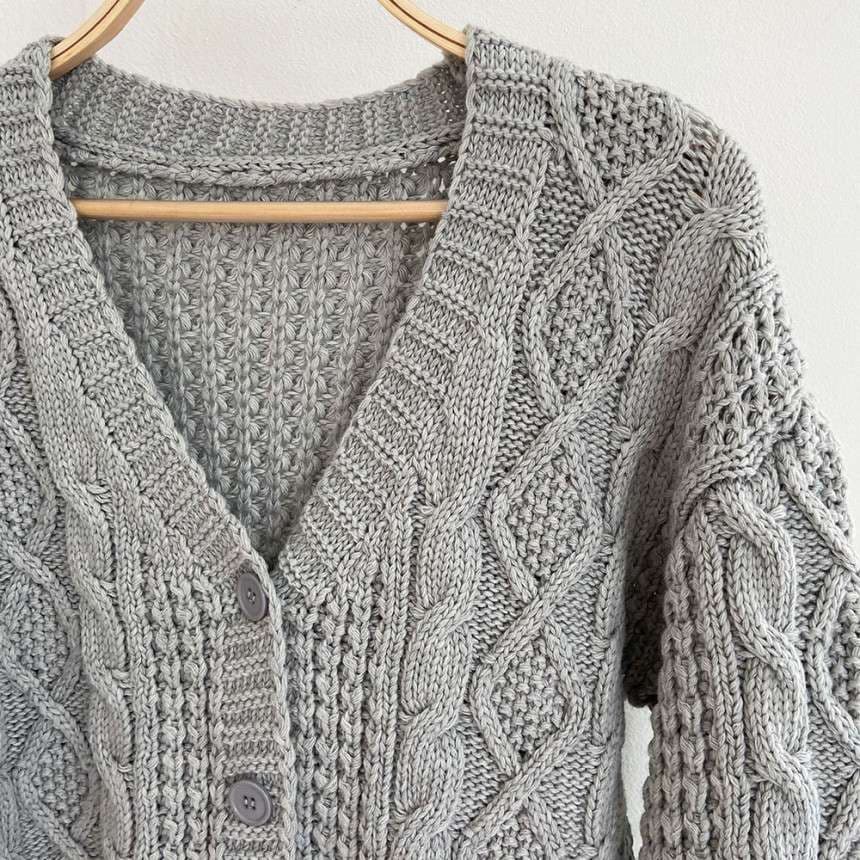 ケーブル編みカーディガン｜デート服
